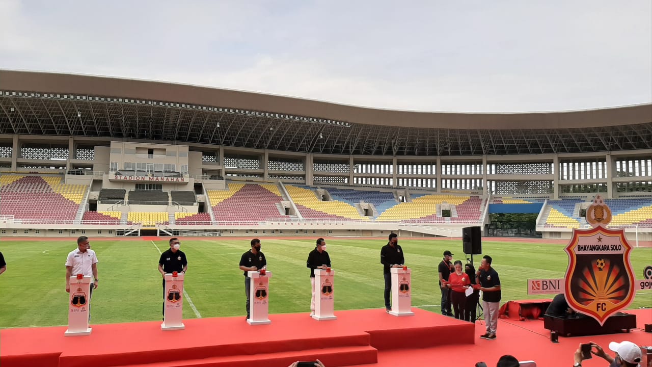 Manajemen klub Liga 1 Indonesia launching nama klub baru Bhayangkara Solo FC di Stadion Manahan, Solo, Jawa Tengah, Jumat (27/11). (MP/Ismail)
