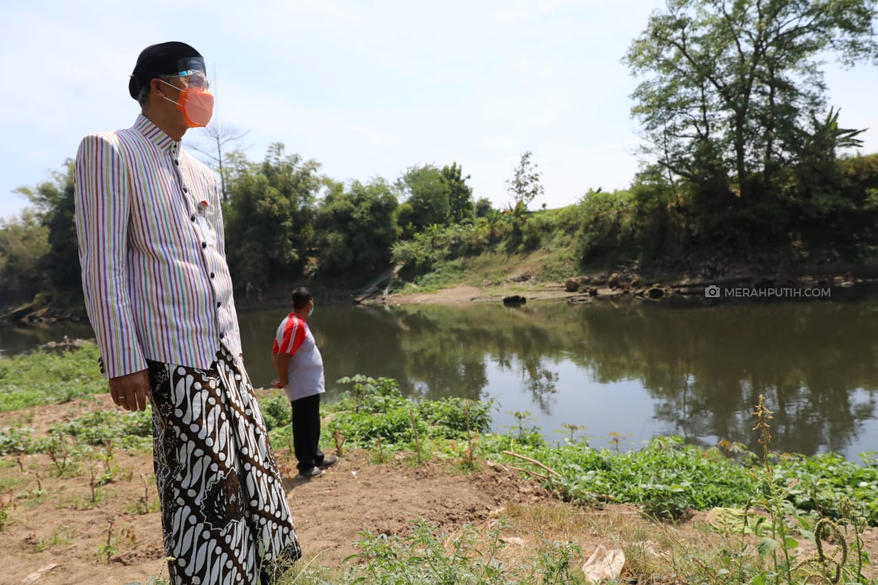 Ganjar Temukan Bangkai Babi dan Pipa Siluman Saat Sidak ke Sungai Bengawan Solo