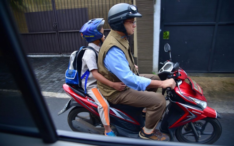 Anies mengantar putranya Ismail dengan menggunakan motor