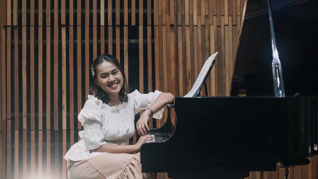 Setelah Enam Tahun, Fay Fairus Selesaikan Album Debut 'Stories After Sunset'