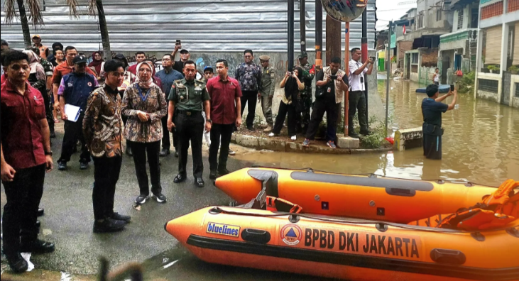 Gibran Bagi-Bagi Sembako di Lokasi Banjir, Anak-Anak Kebagian Susu Hingga Mainan