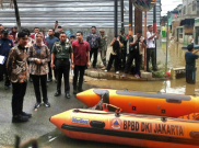 Gibran Bagi-Bagi Sembako di Lokasi Banjir, Anak-Anak Kebagian Susu Hingga Mainan
