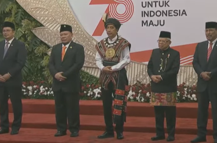 Selisik Baju Adat Tanimbar Maluku Presiden Joko Widodo - MerahPutih