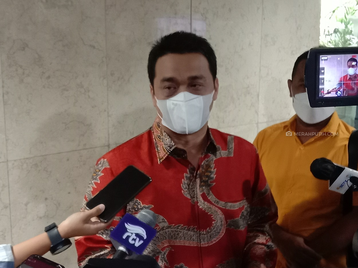 Wakil Gubernur DKI Jakarta Ahmad Riza Patria memberikan pernyataan di Balai Kota Jakarta, Senin (22/11/2021). Foto: MP/Asropih