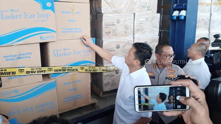 Polda Metro Jaya membongkar dugaan kasus penimbunan masker di sebuah gudang di Jalan Marsekal Suryadarma, Neglasari, Kota Tangerang. (Foto: MP/Kanugrahan)