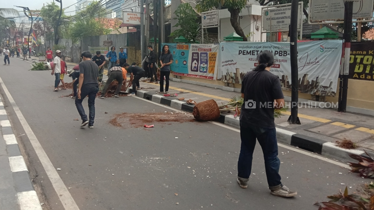 Pot-Pot Tanaman Depan Kelurahan Kebon Sirih Hancur Diamuk Pedemo
