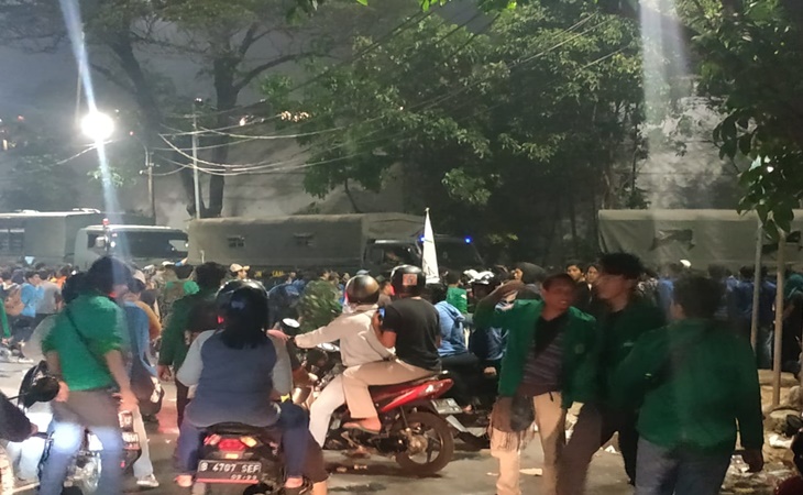 Para mahasiswa yang berunjuk rasa mulai meninggalkan kawasan Senayan