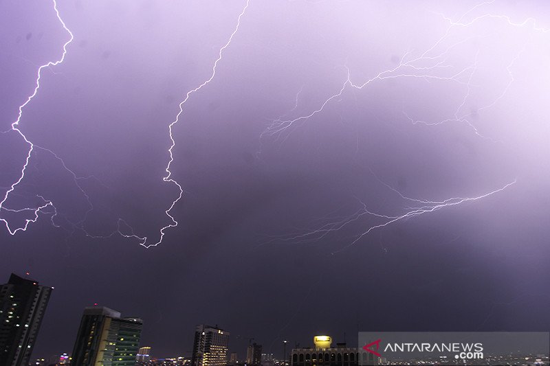 Jakarta Bakal Diguyur Hujan Disertai Petir dan Angin Kencang, PPSU Diminta Siaga