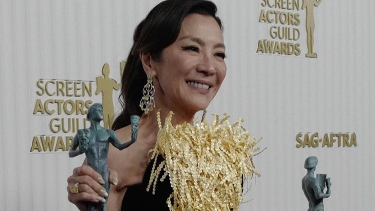 Michelle Yeoh Sandang Aktris Terbaik Asia Pertama di SAG Awards