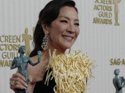 Michelle Yeoh Sandang Aktris Terbaik Asia Pertama di SAG Awards