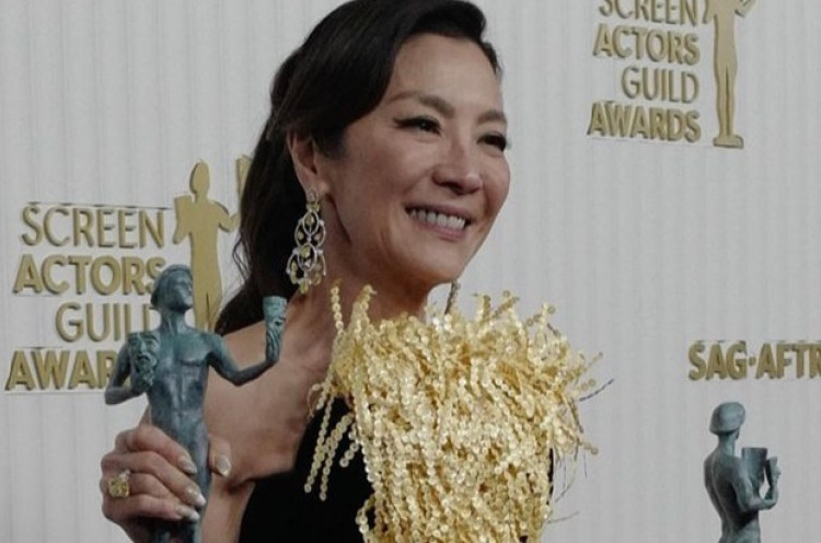 Michelle Yeoh Sandang Aktris Terbaik Asia Pertama di SAG Awards