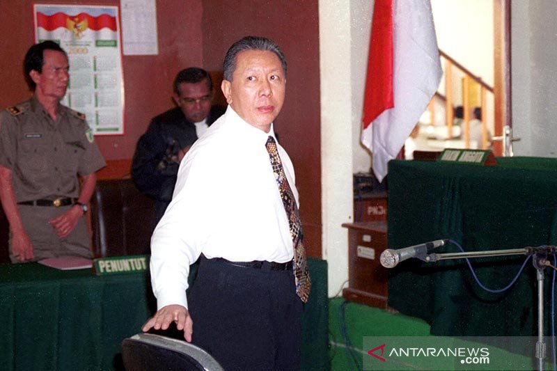 Terdakwa dalam kasus Bank Bali, Djoko S. Tjandra bersiap meninggalkan ruang sidang Pengadilan negeri Jakarta Selatan, Senin (28/2/2000). ANTARA FOTO/Str/Irham/aa.