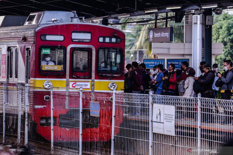 Sejumlah penumpang bersiap menaiki rangkaian KRL di Stasiun Tanah Abang, Jakarta, Kamis (11/6/2020). ANTARA FOTO/Fauzan/aww. (ANTARA FOTO/FAUZAN)
