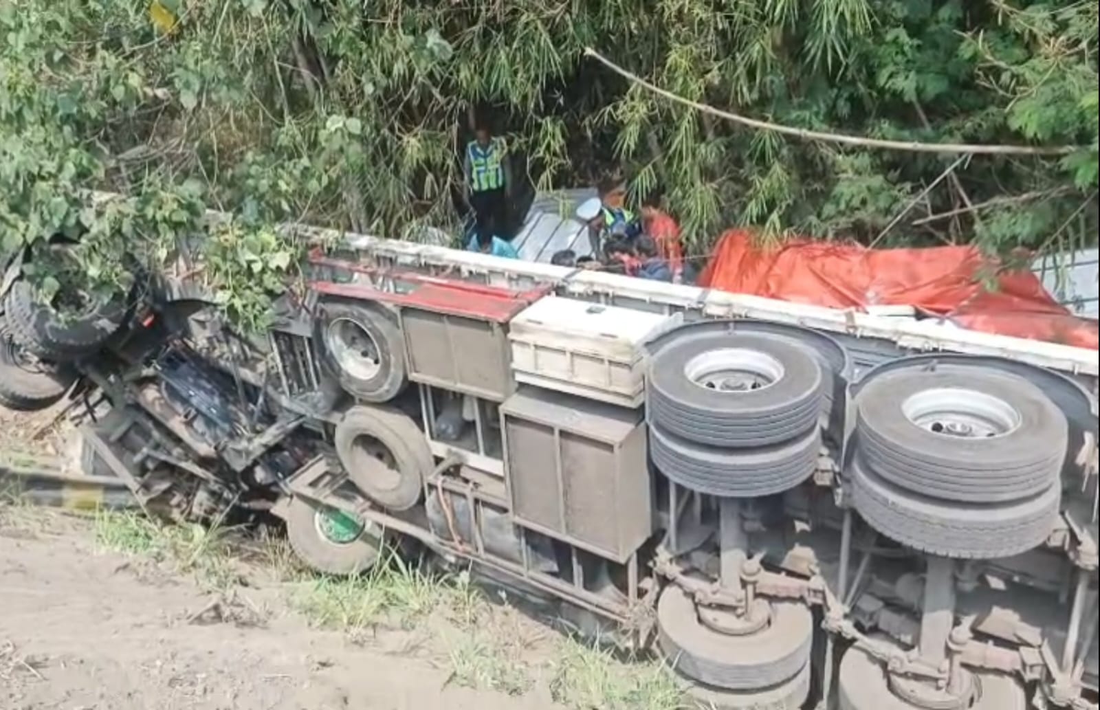 Diduga Microsleep, Truk Trailer Masuk Jurang di Jembatan Kenteng Boyolali