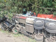 Diduga Microsleep, Truk Trailer Masuk Jurang di Jembatan Kenteng Boyolali
