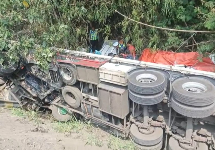 Diduga Microsleep, Truk Trailer Masuk Jurang di Jembatan Kenteng Boyolali