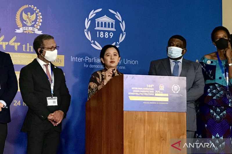 Ketua DPR RI Puan Maharani (tengah) memberi keterangan kepada media saat jumpa pers di BICC Nusa Dua, Bali, Sabtu (19/3/2022). ANTARA/Genta Tenri Mawangi