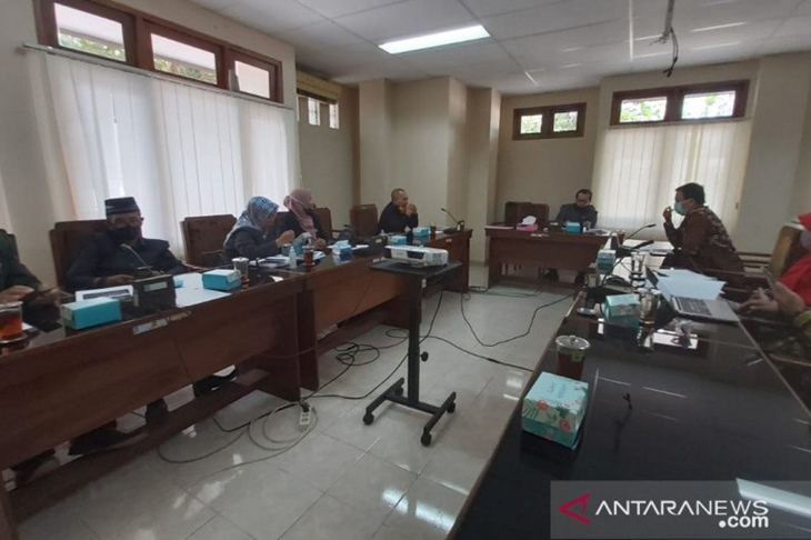 Kepala Dinas Pendidikan, Pemuda dan Olahraga Kulon Progo Arif Prastowo menyampaikan pemaparan soal skenario pelaksanaan pembelajaran tatap muda di sekolah ke DPRD Kulon Progo. (ANTARA/Sutarmi)