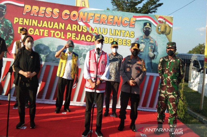 Menhub Budi Karya bersama Ketua DPR RI Puan Maharani dan Kapolri saat berkunjung ke Tol Pejagan Brebes, Jawa Tengah, dalam rangka pemantauan penyekatan arus mudik Lebaran 2021, Minggu (9/5/2021). (ANTARA/Kutnadi)