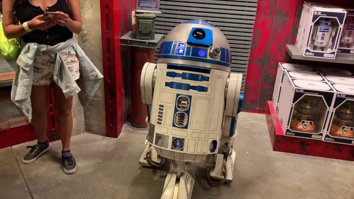 Trivia 4 Di Disney World Store Kamu Bisa Membeli R2-D2 Dengan Skala 1 1 (foto The Richest)