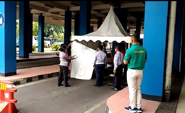 Terminal Tipe A Tirtonadi menyediakan fasilitas bilik disinfektan sebagai antsisipasi penularan virus corona, Sabtu (28/3). (MP/Ismail)