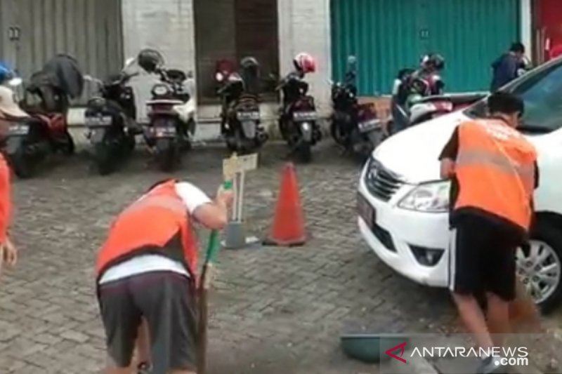 Hukuman Bagi Pelanggar CFD, Pungut Sampah hingga Nyapu Jalanan