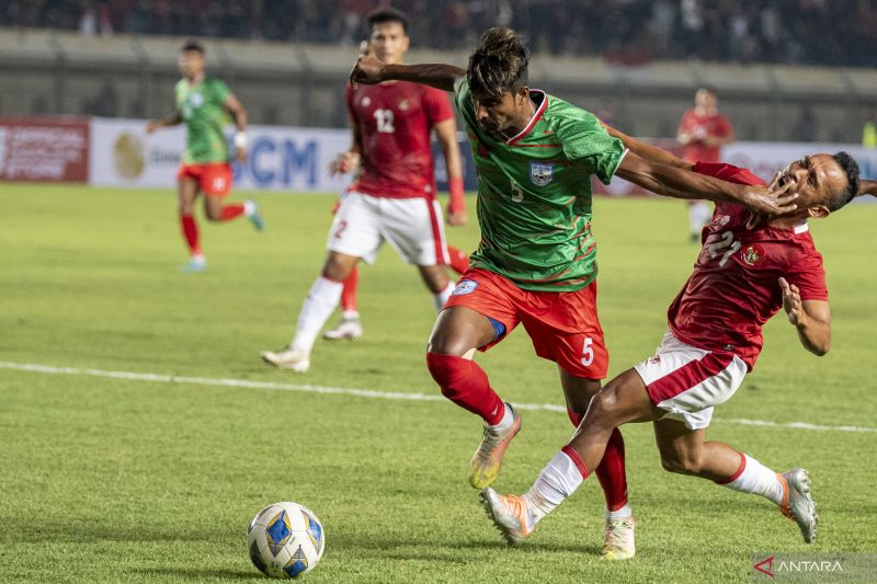Pesepak bola Bangladesh Tutul Hosaini (kedua kanan) menghadang pesepak bola Timnas Indonesia Irfan Jaya (kanan) saat laga persahabatan FIFA di Stadion Si Jalak Harupat, Kabupaten Bandung, Jawa Barat, Rabu (1/6/2022). ANTARA FOTO/M Agung Rajasa/nz (ANTARA FOTO/M Agung Rajasa)