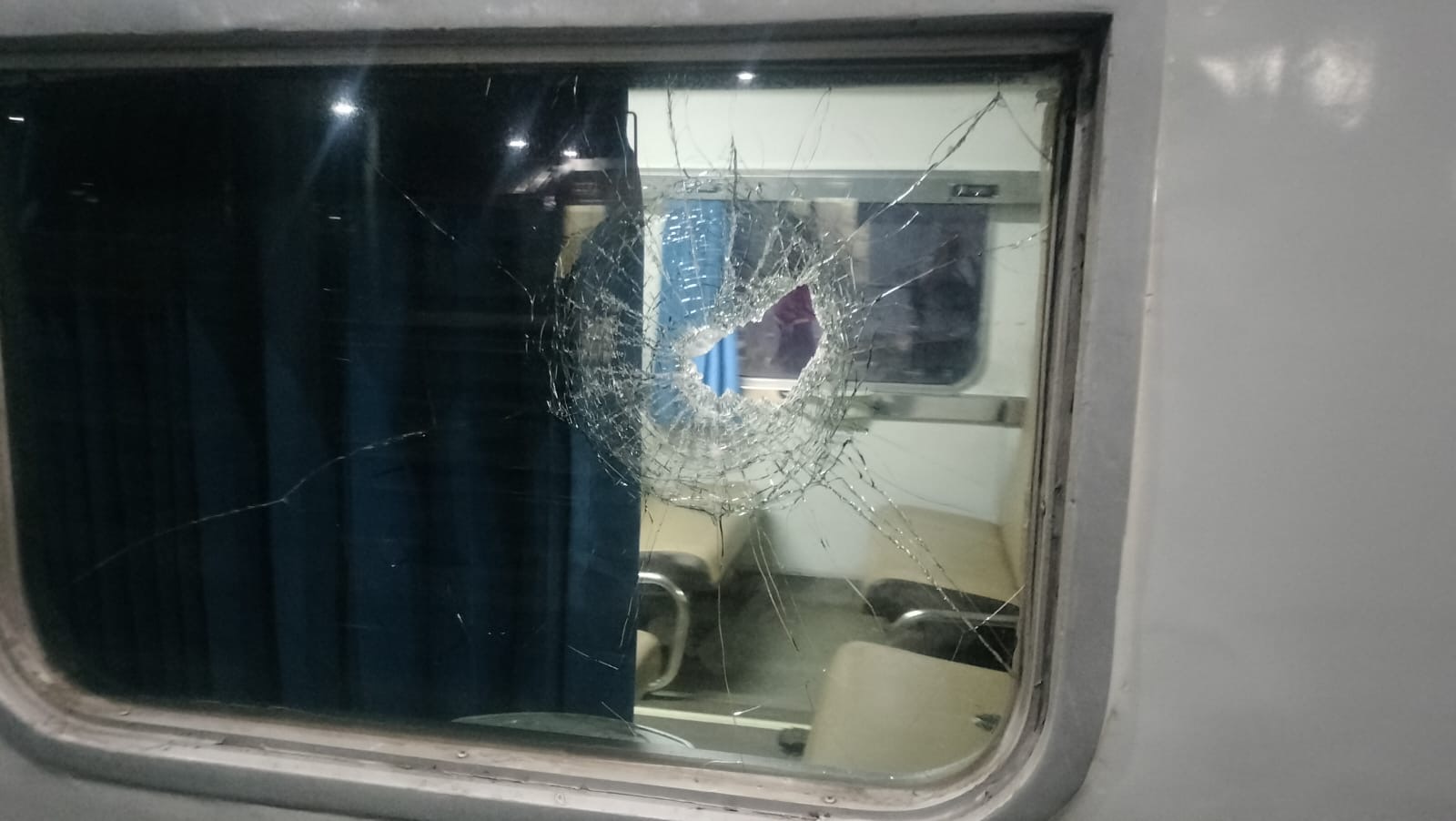 Awas, Penumpang Kereta Api Rentan Jadi Korban Pelemparan Batu dari Luar hingga Berpotensi Sebabkan Luka Parah
