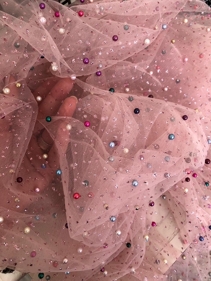 Trivia 2 _ Glitter bisa menimbulkan kesan mewah dan elegan (Foto_ Pinterest_etsy.me)