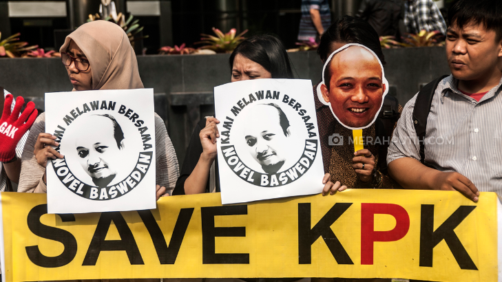Aksi Koalisi Masyarakat Sipil Antikorupsi dukung Novel Baswedan di depan gedung Merah Putih KPK, Jakarta, Selasa (11/4). (MP/Dery Ridwansah)