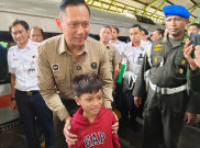 Pantau Mudik Nataru di Stasiun Gambir, AHY Ingatkan Keselamatan dan Kesiapan Operasional