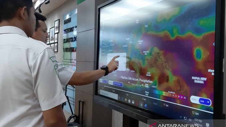 Pegawai BMKG menunjukkan prakiraan cuaca pada sebuah bagan prakiraan cuaca di Kantor BMKG, Jakarta, Selasa (7/1/2020). (FOTO ANTARA/Katriana)
