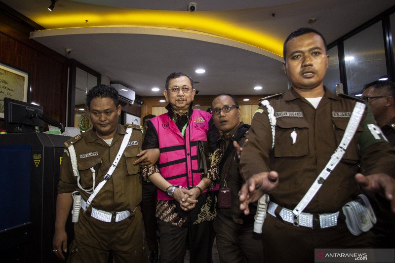 Mantan Direktur Utama PT Asuransi Jiwasraya Hendrisman Rahim mengenakan rompi tahanan usai menjalani pemeriksaan di gedung Jampidsus Kejaksaan Agung, Jakarta, Selasa (14/1/2020). Hendrisman Rahim ditahan terkait kasus dugaan korupsi pengelolaan keuangan dan dana investasi PT Asuransi Jiwasraya. ANTARA FOTO/Dhemas Reviyanto/foc.