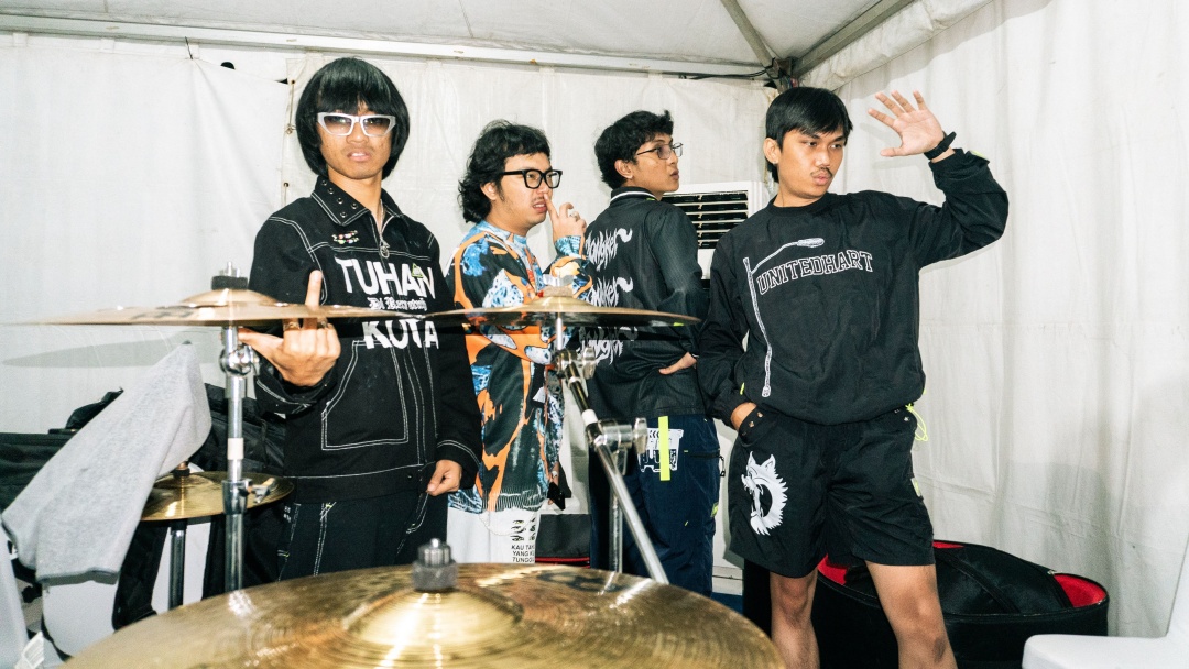 Dongker RIlis Kaus Selebar 4 Meter untuk Promo 'Ceriwis Necis Showcase'