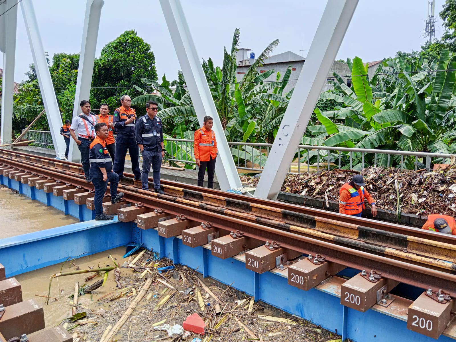Banjir di Dekat Stasiun Bekasi, Perjalanan KRL Terganggu hingga Aliran Listrik Dimatikan