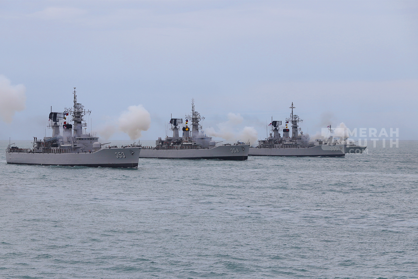 Aksi Sailing Pass Armada Laut TNI AL Jelang Peringatan HUT ke-80 TNI di Pesisir Teluk Jakarta