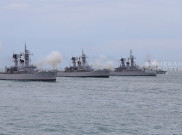 Aksi Sailing Pass Armada Laut TNI AL Jelang Peringatan HUT ke-80 TNI di Pesisir Teluk Jakarta