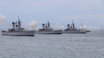 Aksi Sailing Pass Armada Laut TNI AL Jelang Peringatan HUT ke-80 TNI di Pesisir Teluk Jakarta