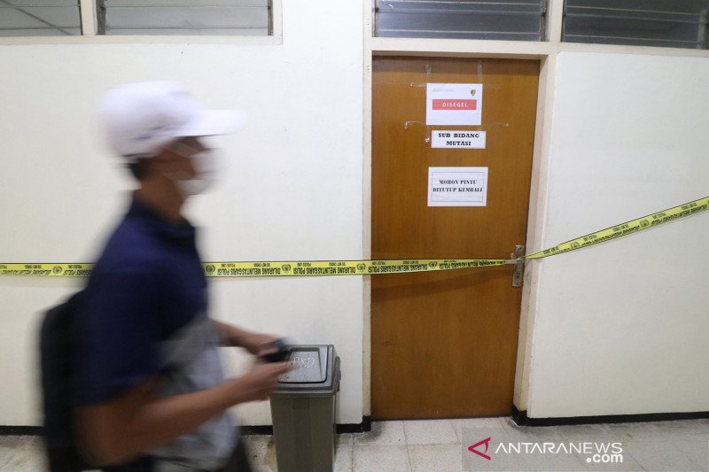  Ruangan yang disegel Komisi Pemberantasan Korupsi (KPK) di gedung Badan Kepegawaian Daerah (BKD) Nganjuk, Jawa Timur, Senin (10/5/2021). (Foto: Antara)