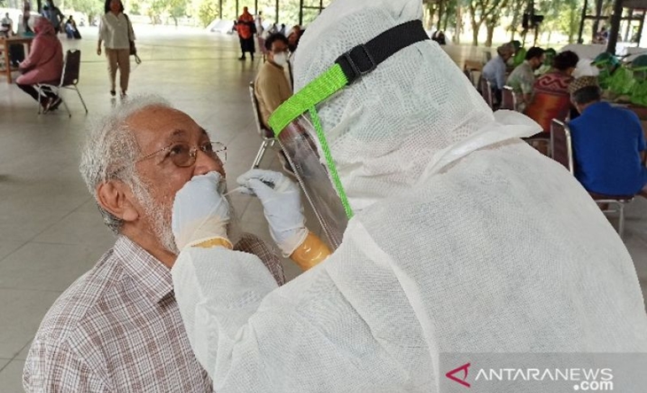 Mayoritas Kasus COVID-19 Omicron di Indonesia Didominasi Gejala Pilek dan Batuk