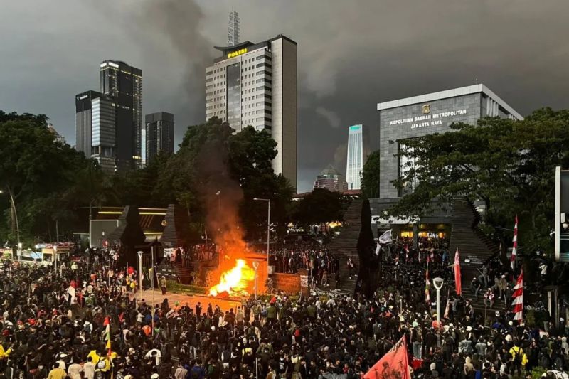 Halte Transjakarta Polda Metro Jaya Dibakar, Massa Masih Bertahan