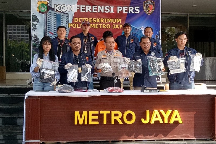 Polda Metro Jaya menggelar konferensi pers penangkapan tersangka penyiram air keras di tiga lokasi di Jakarta Barat, Sabtu (15/11/2019) (ANTARA/Fianda Rassat).