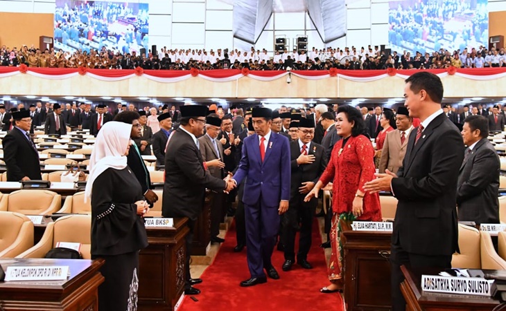 Presiden Jokowi bersalaman dengan Anggota DPR