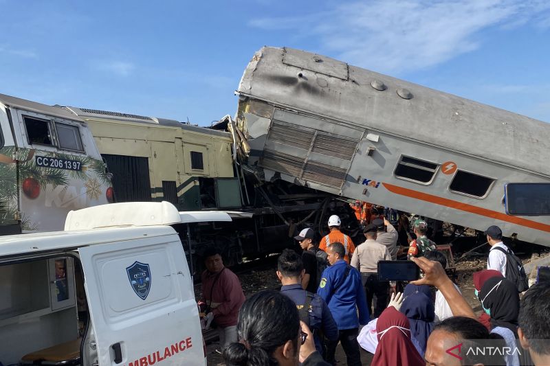 1 Pramugara Meninggal Akibat Tabrakan KA Turangga dan KA Lokal Bandung