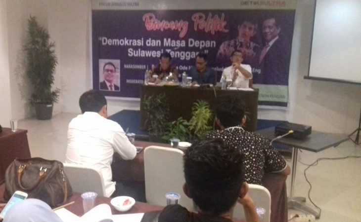 Prof Dr Eka Suaib dalam sebuah diskusi publik di Kendari