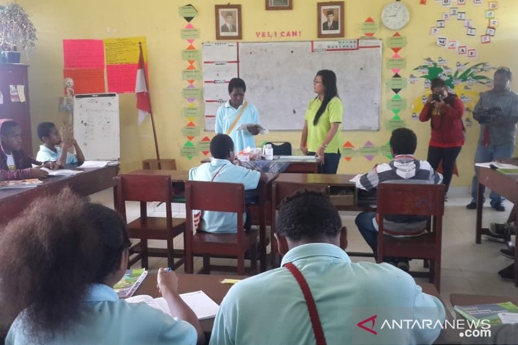Aktivitas belajar-mengajar siswa di SMP YPPK Lecoq d' Armanville, Kokonao, Distrik Mimika Barat sebelum adanya pandemi COVID-19. (ANTARA/Evarianus Supar)