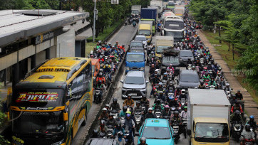 Banjir Picu Kemacetan Parah saat Pulang Kerja di Jalan Daan Mogot Cengkareng Jakbar