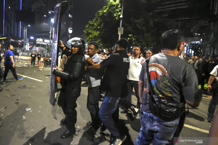 Petugas mengamankan seseorang yang diduga provokator saat petugas membubarkan massa yang masih bertahan di depan kantor Bawaslu di kawasan Thamrin, Jakarta, Rabu (22/5/2019) dini hari. ANTARA FOTO/Muhammad Adimaja/pras.