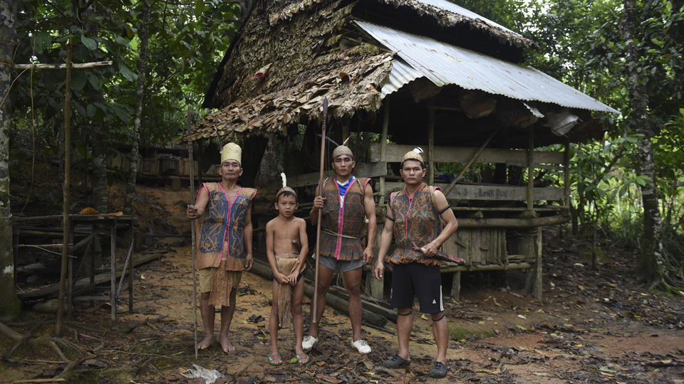Masyarakat Dayak Desa Setulang berharap kearifan lokal yang mereka jaga dapat lestari hingga anak cucu. Mereka juga berharap hutan adat tetap terjaga, walaupun saat ini beberapa perusahaan menginginkan agar hutan tersebut dijadikan lahan perkebunan kelapa sawit. (ANTARA FOTO/Zabur Karuru)