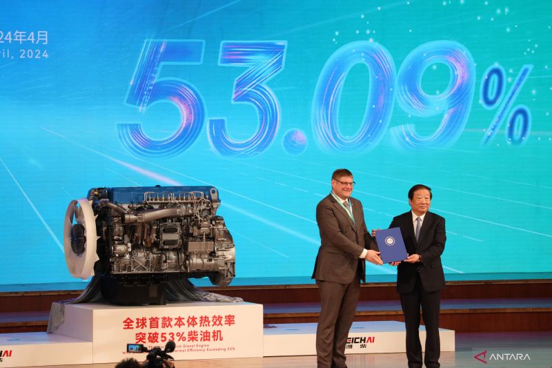 Peluncuran mesin diesel dalam "World Congress on Internal Combustion Engines" di Tianjin, China, Sabtu (20/4) Foto: ANTARA/Desca Lidya Natalia